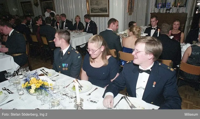 Höstmiddag på Ing 2 Officersmäss. Från vänster, Fänrik vid Ing 2, Bo Sibbmark Ing 2 och hans dam.