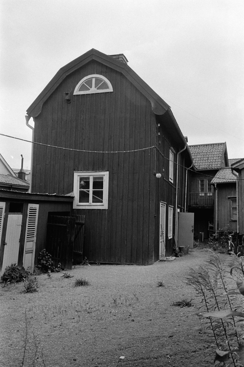 Kv. Katarina längs Kungsgatan-Slottsgatan i Västerås. Bilderna är tagna i samband med stadsbyggnadskontorets byggnadsminnesinventering under 1970-talets första hälft.