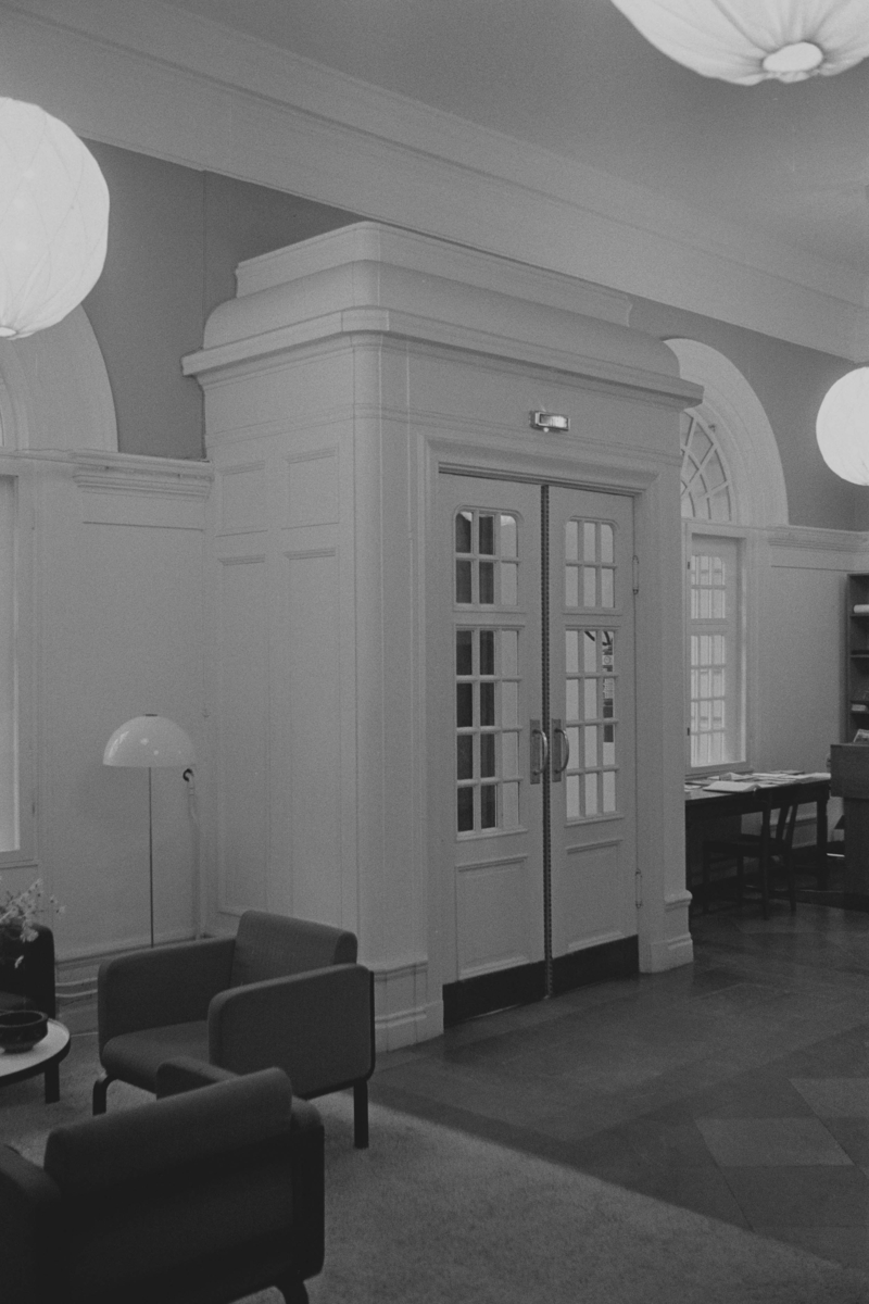Exteriöra och interiöra bilder av Rådhuset på Fiskartorget i Västerås. Bilderna är tagna i samband med stadsbyggnadskontorets byggnadsminnesinventering under 1970-talets första hälft.