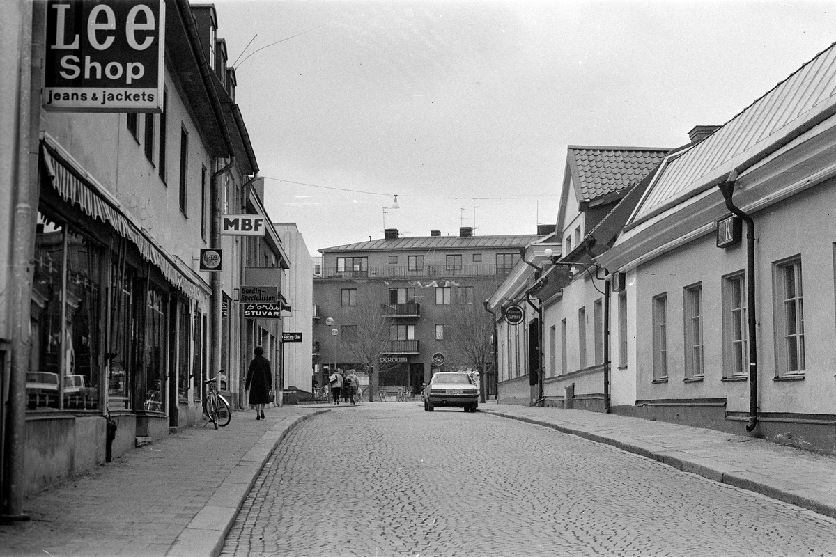 Kungsgatan mot Norra Källgatan (sydväst). Aktuell fastighet skymtar mitt i bild. Husets östra fasad med balkonger