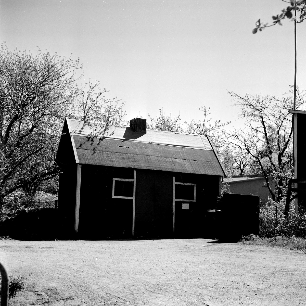 Mindre uthusbyggnad inne på gården. Byggnaden revs ca 1973 - 1975. Vy mot sydost