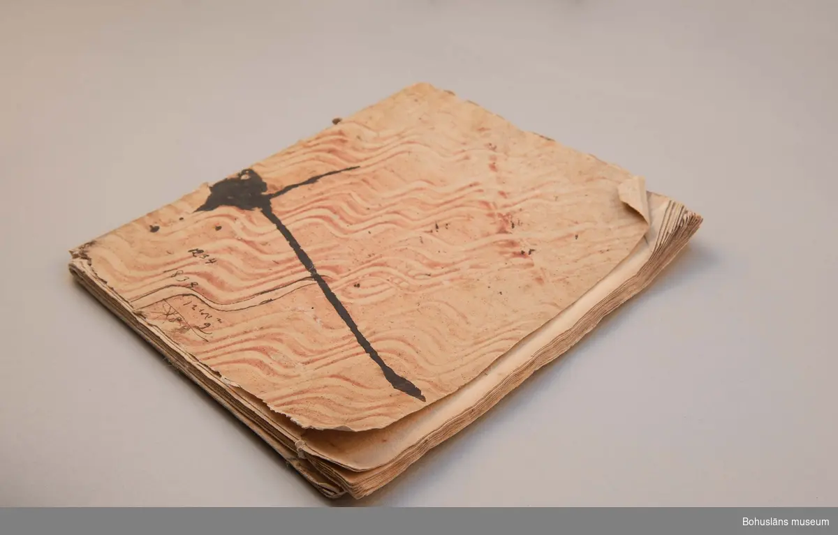 Kort Afhandling om Måttstockarna För Jemtjocka och Bulkiga Kärlil.
Af
C. F. R.

Boken är överförd från Bohusläns museums bibliotek till föremålssamlingarna 2009.
I boken förvaras en handskriven namnsdagshälsning med vers, daterad 1846.