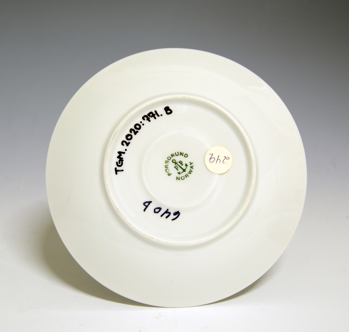 Kaffeskål av porselen. 
Modell: Jubileum, formgitt av Eystein Sandnes i 1959.