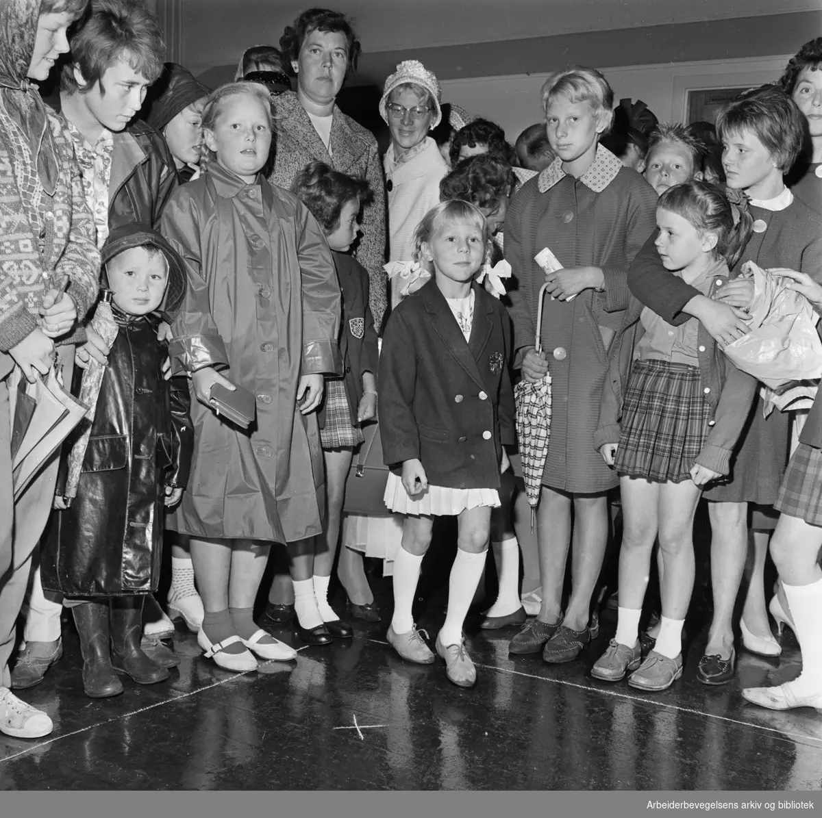 Eva Anita Andersen ( i midten) på sin første skoledag. Lilleborg skole. August 1962.