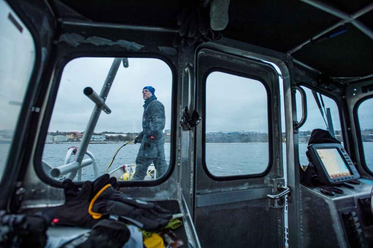  SMTMs Marinarkeologer undersöker botten i Visby hamn på Gotland.