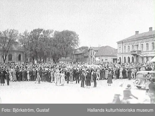 En stor folkskara står samlad på i torgets nordöstra hörn i Varberg. Sexdagarsloppet pågår, en årlig cykeltävling för amatörer som  startades 1924.