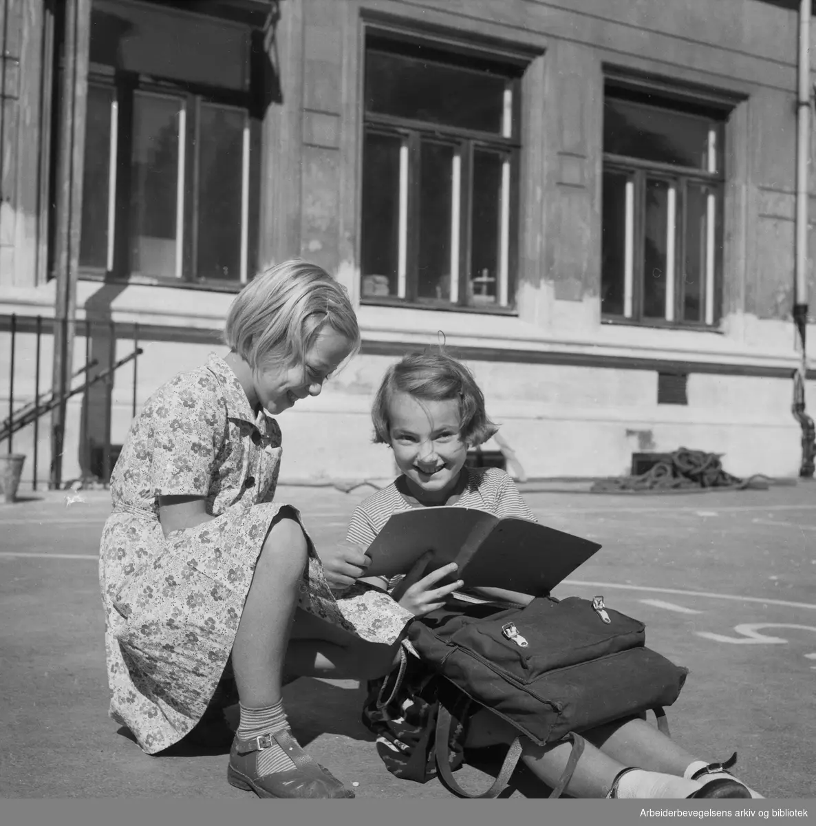 Første skoledag etter sommerferien. Gerd Tamnes (tv) og Brit Jacobsen. Møllergata skole. August 1952.