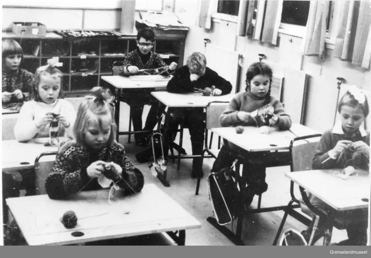 Håndarbeidstime i Bugøynes ca. 1968/69.
Venstre rekke: Unn Nilsen, Marie Vælidalo, Evy Seipajærvi. Høyre rekke: Ranfrid Linangi, Torunn Seipajærvi, Laif hansen, Vilbert Seipajærvi.