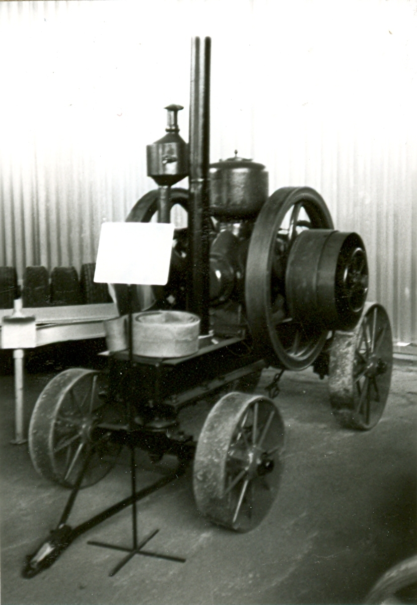 Grönmålad lokomobil, med svartmålat underede.
Fyra rödmålade järnhjul, Remskiva vänster sida.  Svart skorsten.  
Råoljemotor, på 18 hkr, 400 varv/min.  
Löst liggande rem på maskinen.

Tillverkare Munktells mekaniska verkstad i Eskilstuna
Typ: EA
TNR: 3836
År: 1916/1918