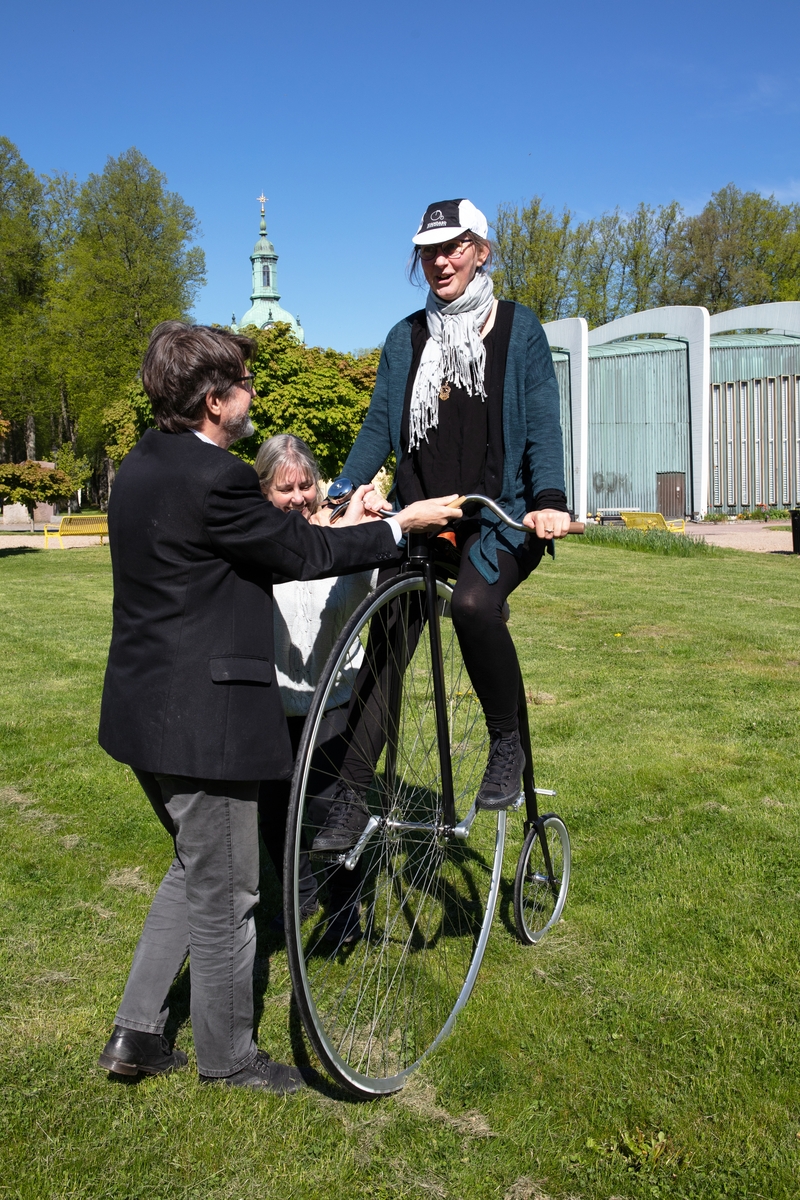 Kvarteret Läroverket. På höghjuling i parken framför Vänersborgs museum