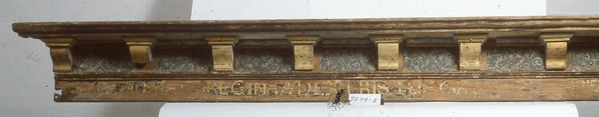 Delar av Gustaf II Adolfs och hans gemåls drottning Maria Eleonoras kungs.- och drottningsstolar i Skara domkyrka, en bänkdörr har inskriptionen Gars (Gustavus Adolphus rex Suecie) 1621 och den andra M.E.R.S 1621.