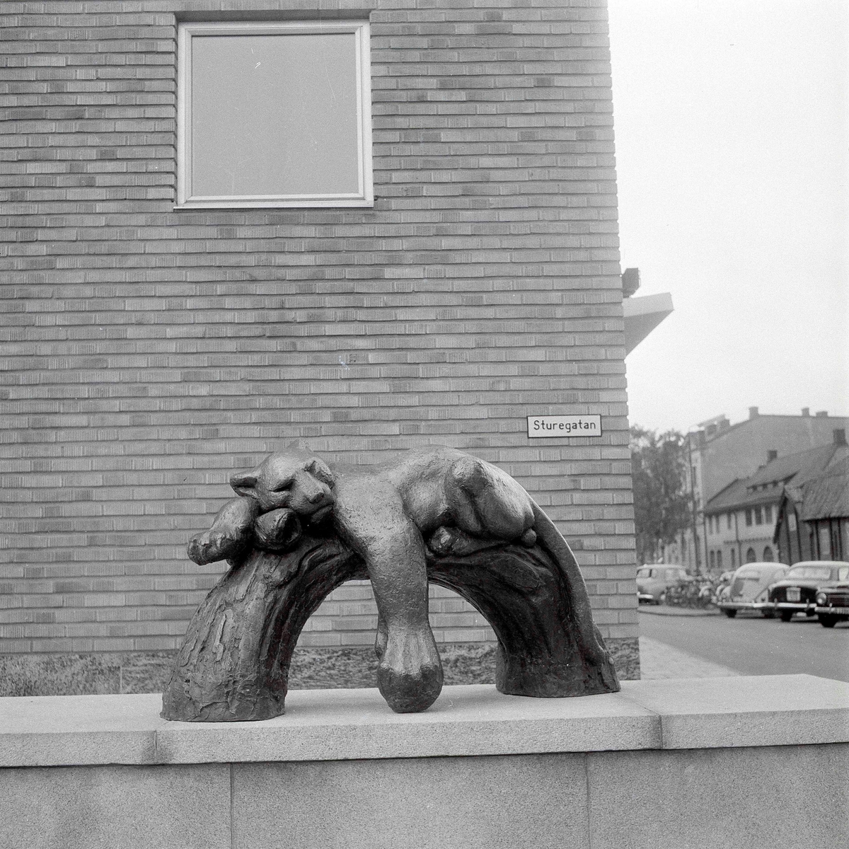 Einar Luterkorts skulptur "Panter på trädstam" vid Tekniska Verken på Carl Hennigs gata (f.d. Sturegatan)