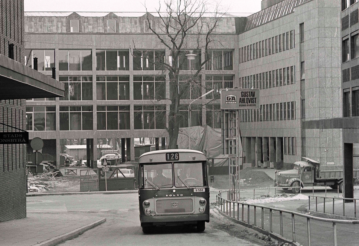 Stadshuset och 126:ans buss i korsningen Vasagatan-Munkgatan - Västerås  Stadsarkiv / DigitaltMuseum