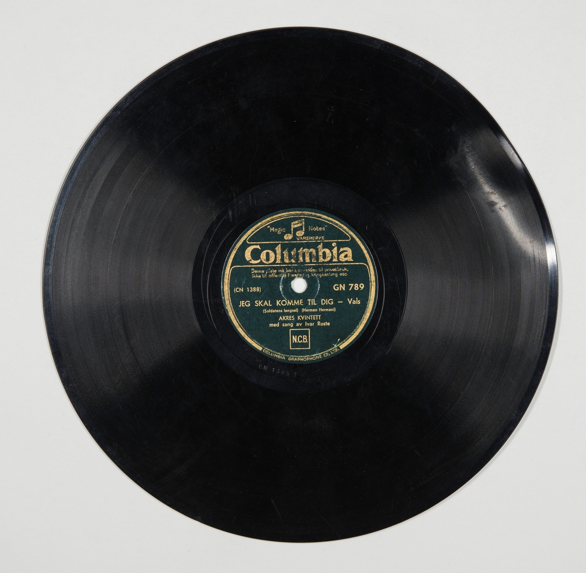 Grammofonplate fremstilt av skjellakk med plateomslag av papir.
