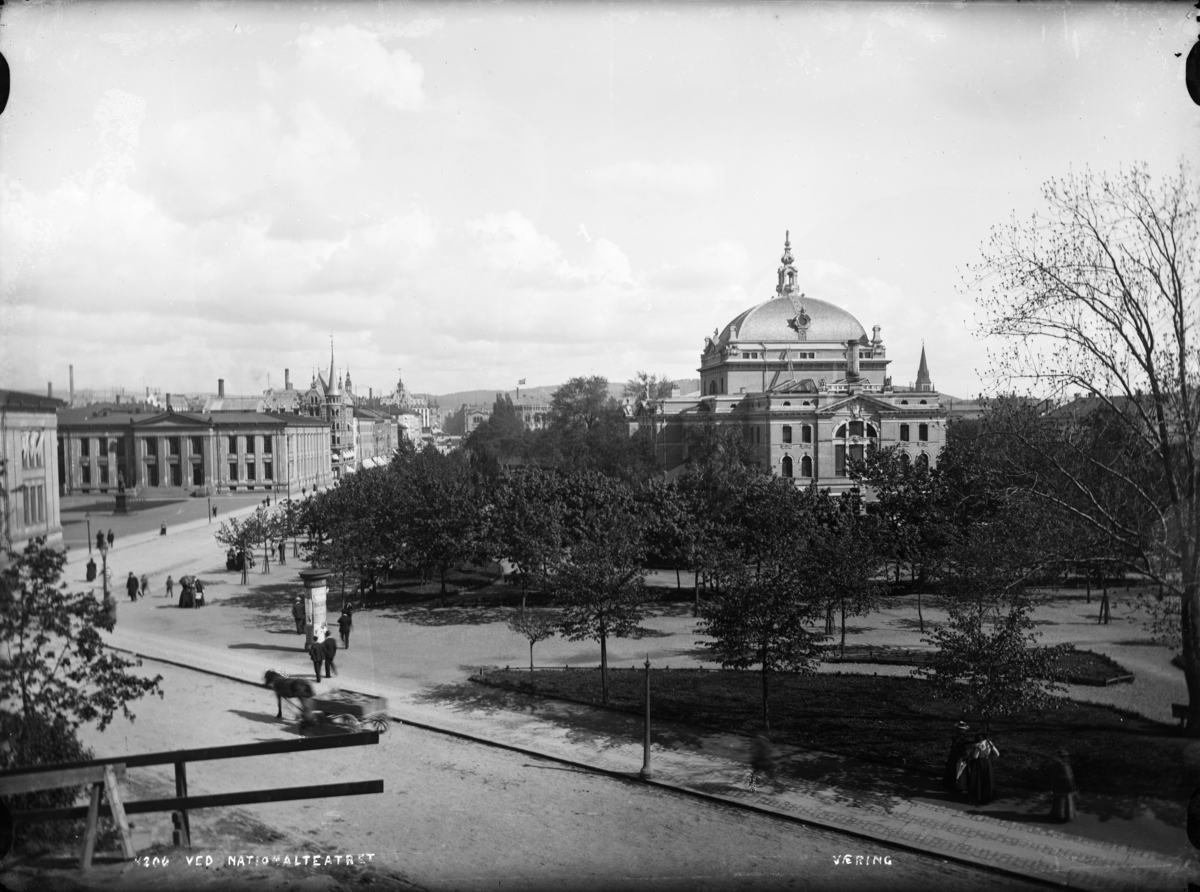 Utsyn fra Fredriksgate og Slottsparken over Nationalteateret og Karl Johans gate. 