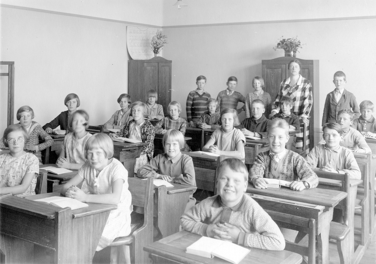 Centralskolan. Lärarinna och elever i ett klassrum.