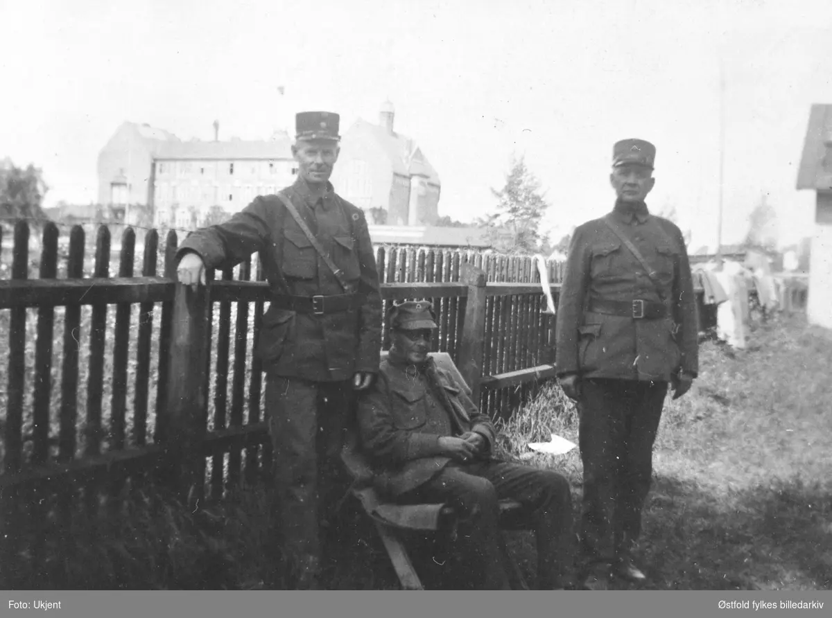 Norske sersjanter internert i Filipstad, Sverige 1940. Fra venstre: O. Omberg, Brodde, Moen. Muligens fra Rolvsøy.