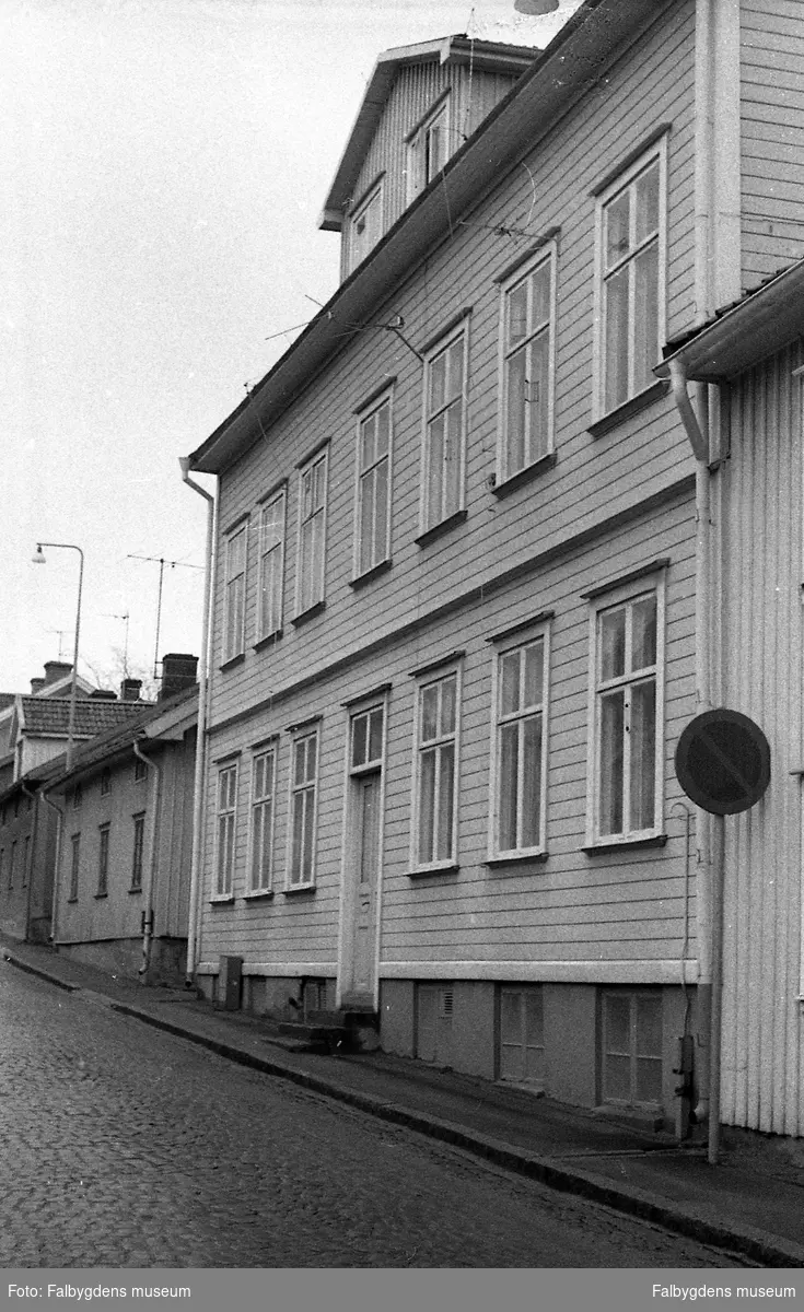 Byggnadsinventering 1972. Tunnbindaren 1. Stora boningshuset, gatufasaden.