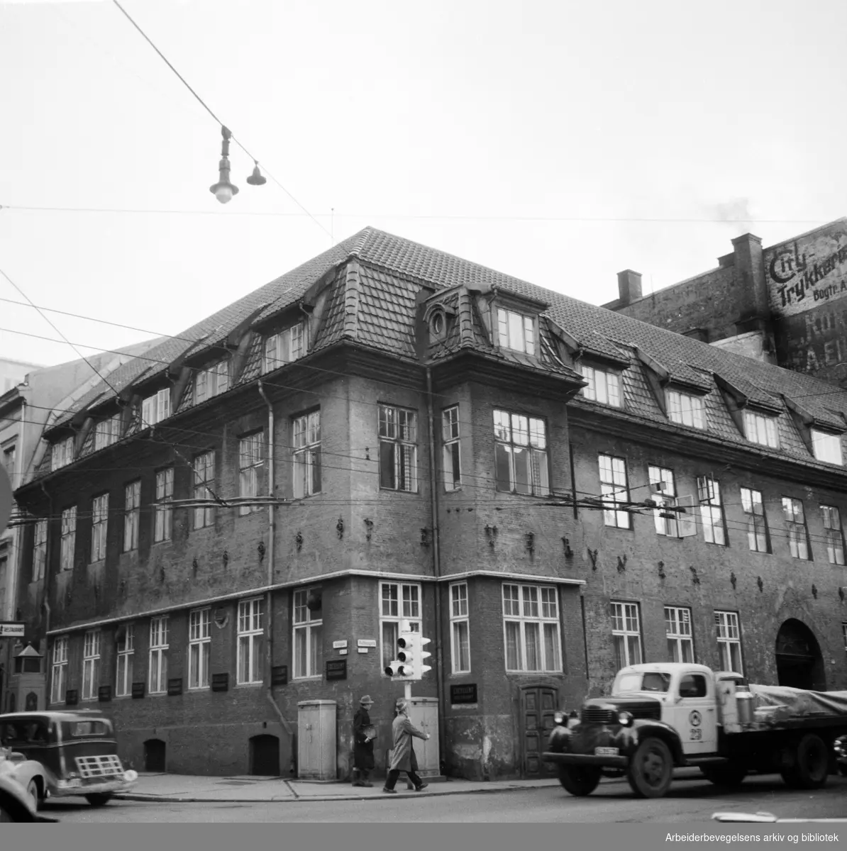 Hjørnet av Kirkegata - Rådhusgata. Stattholdergården - Grünergården i Kvadraturen. Bygget i 1640-årene. Januar 1955