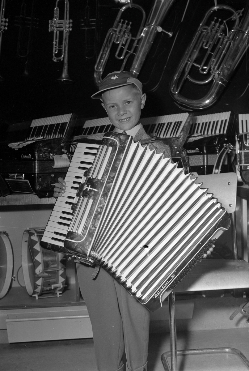 Henning Lervik med trekkspill han fikk i gave på 7-årsdagen av sin amerikanske tante Signe Lervik