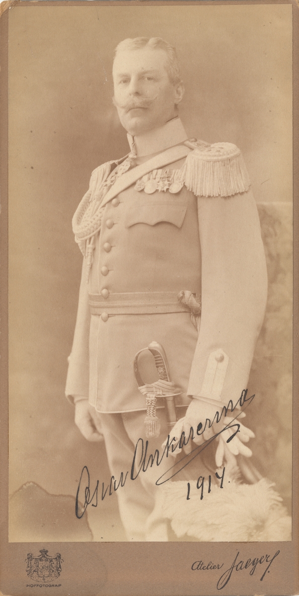 Porträtt av Oscar Ankarcrona, major vid Livregementets dragoner K 3.

Se även bild AMA.0000950 och AMA.0002057.