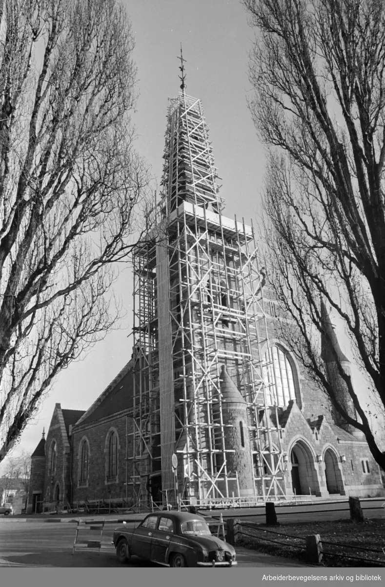 Fagerborg: Stillaser omgir tårnet på Fagerborg kirke. Skiferbekledningen på tårntaket skal skiftes ut med kobber. November 1965