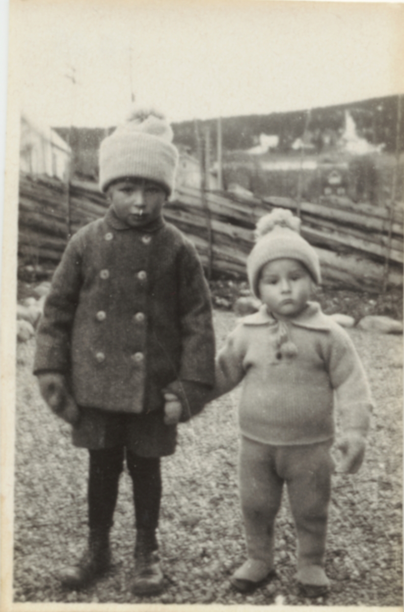 Sigrid Undsets sønn Hans Benedict Undset Svarstad sammen med sin yngre fetter Ingvald Wiberg