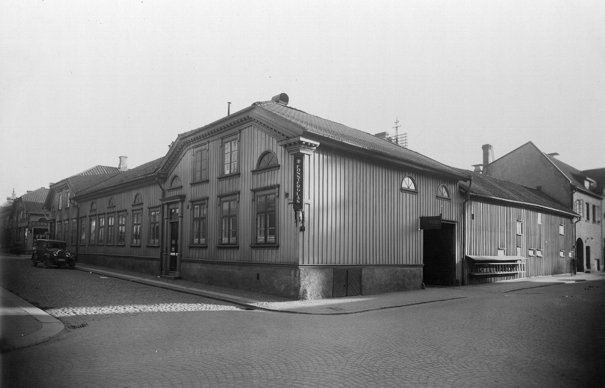 Kvarteret Mars i hörnet Torggatan x Holmsgatan med glasmästeri år 1930.
