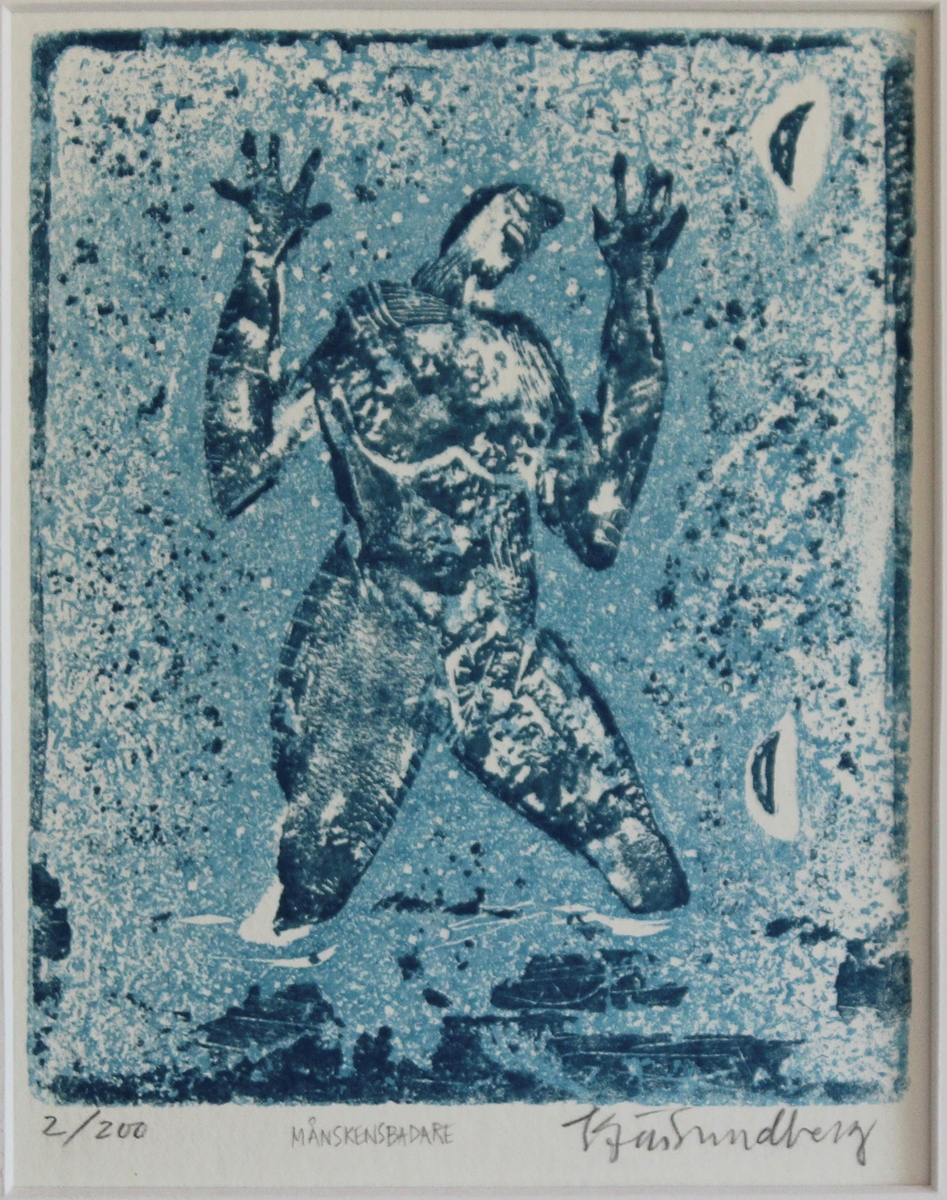 Färgträsnitt i blå toner föreställande människa stående med vatten upp till knäna, uppsträckta armar.