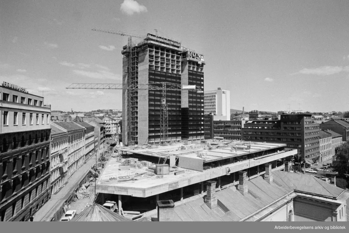 Byggingen av av Hotel Scandinavia ved Holbergs plass. Også kjent som SAS-Hotellet eller Radisson Blu Scandinavia Hotel. Juni 1974.