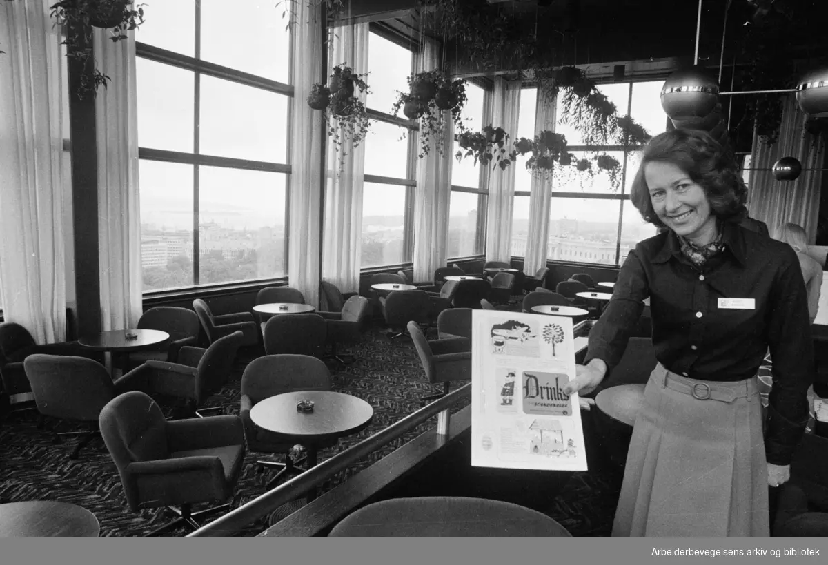 Åpningen av Hotel Scandinavia ved Holbergs plass. Også kjent som SAS-Hotellet eller Radisson Blu Scandinavia Hotel. Pr-ansvarlig Kirsti Brekke ønsker velkommen i Scanorama bar. Juni 1975.