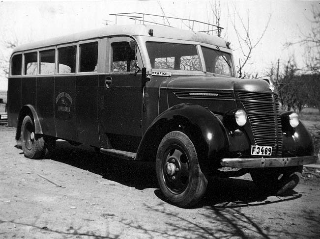 En buss av märket International årsmodell 1938 med registreringsnummer F3489.  På sidan märkt "Gustafssons Bilstation Tel 1 Uppgränna".