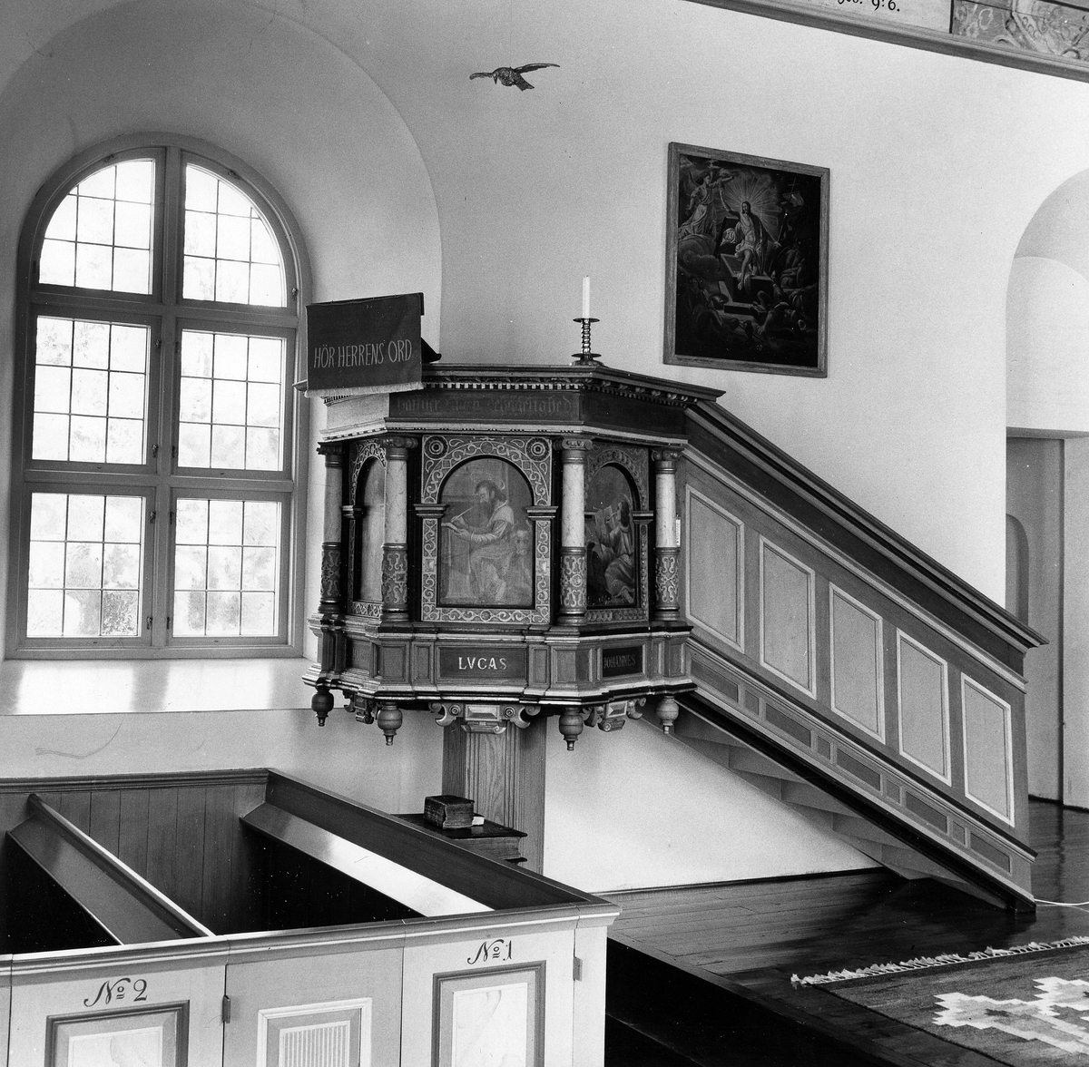 Rävinge sn. Rävinge kyrka. Predikstol från 1620-talet. Restaurerad 1945 av Erik Sköld, Halmstad.
Foto 2 predikstol och dopfunt.
