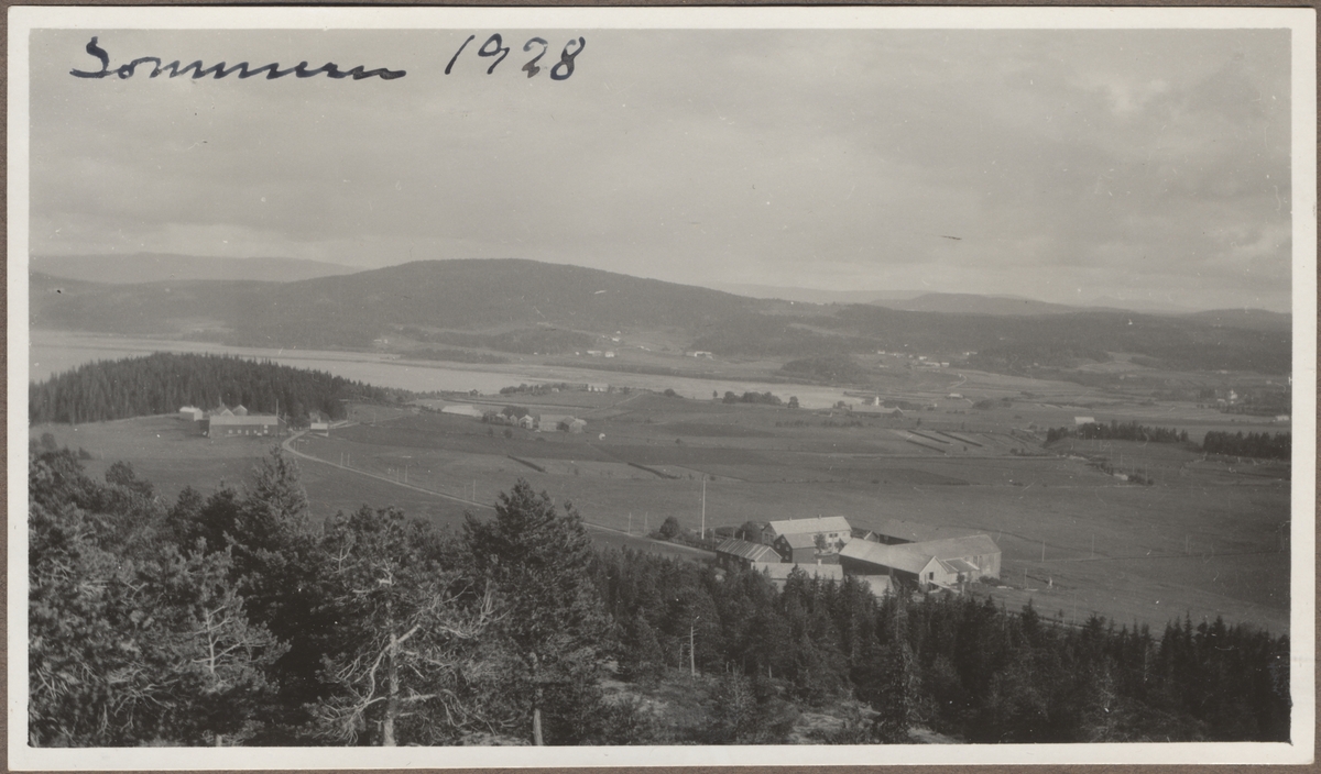 Ekne sett fra Kvitingen, sommeren 1928. Gården i forgrunnen er Gevik, og til venstre ligger Uthaugan. Lenger bak i bildet skimtes bl.a. Ekne kirke og Falstad skolehjems særavdeling (senere Falstad fangeleir).