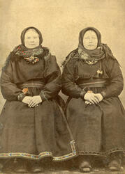 Foto av to kvinner i beltestakk i enkelt atelier. Dei er ukj