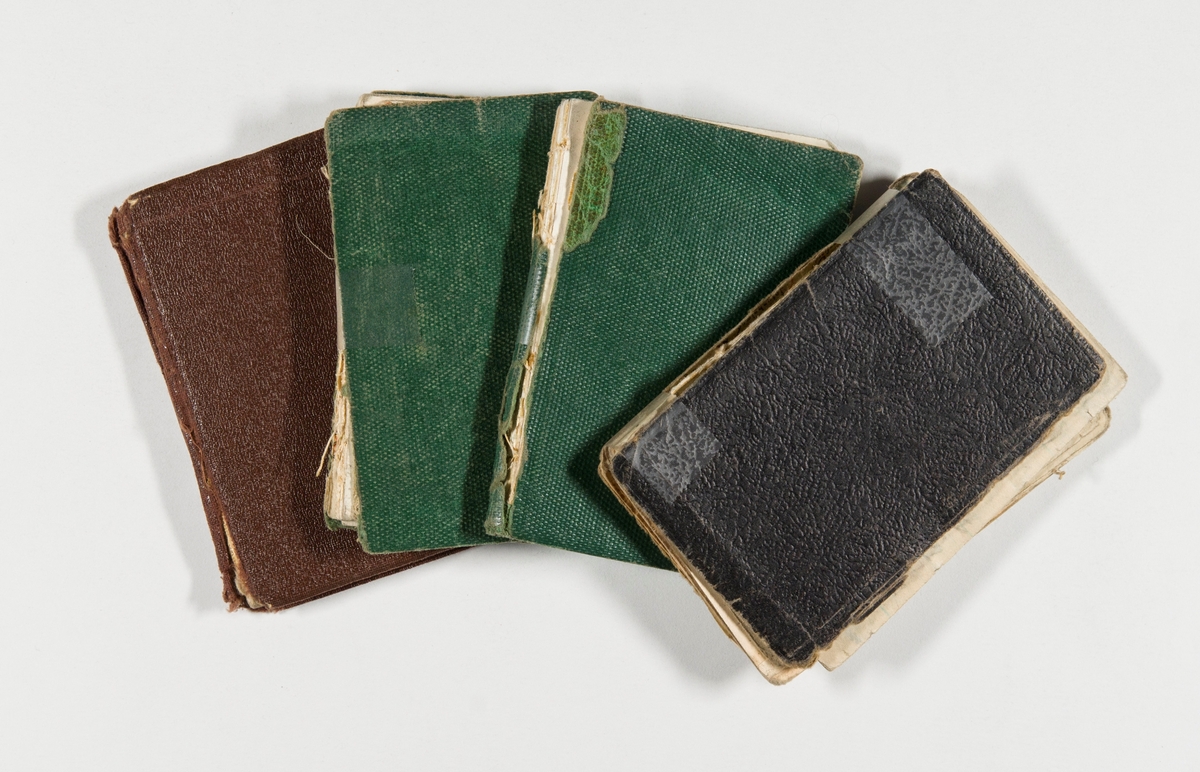 Fire almanakker fra 1941 og 1943-1945. Noen av dem har løse utklipp og notater i permen.