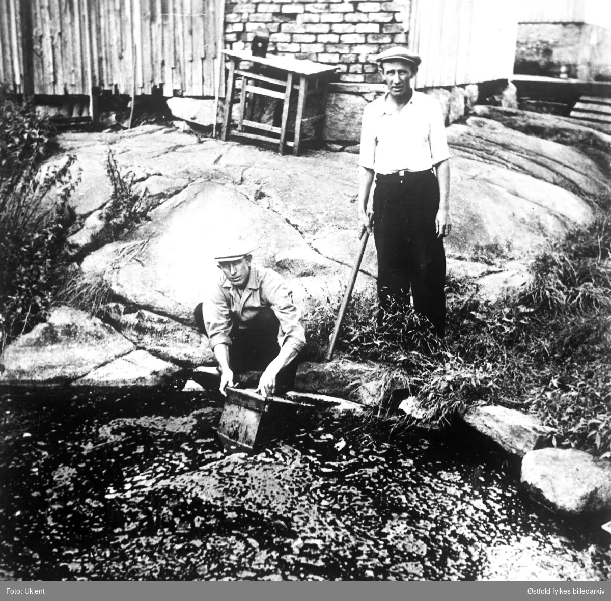Hans og Kr. Wergeland, Glombo på Kråkerøy, finner fram radioapparat gjemt i appelsinkasse under andre verdenskrig.
