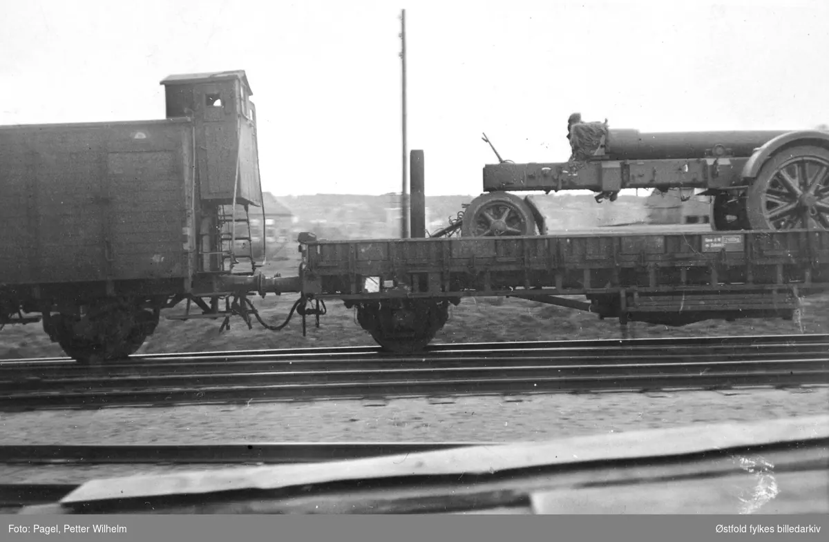Tysk togtransport gjennom Sverige til Norge i 1940. Fotografert fra Sannesund jernbanestasjon i Sarpsborg.