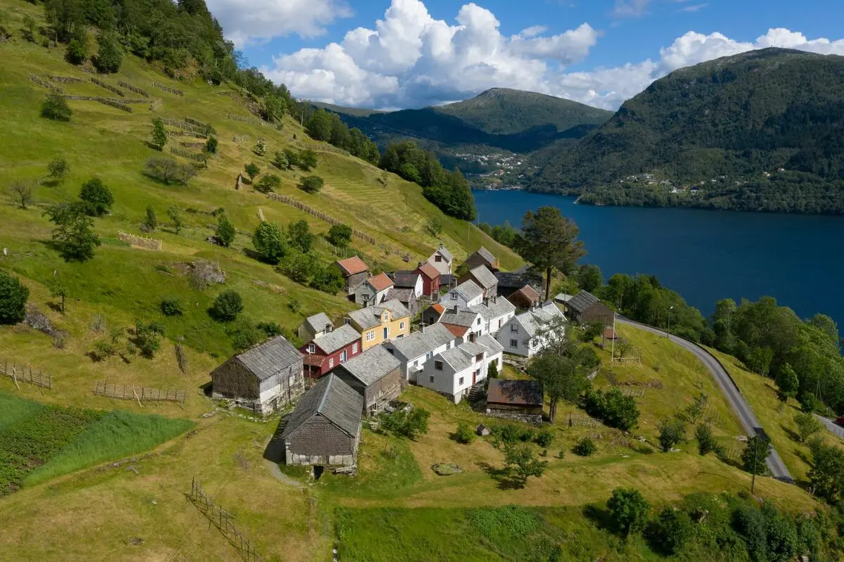 Klyngetunet Havrå i bratt kulturlandskap ved fjorden