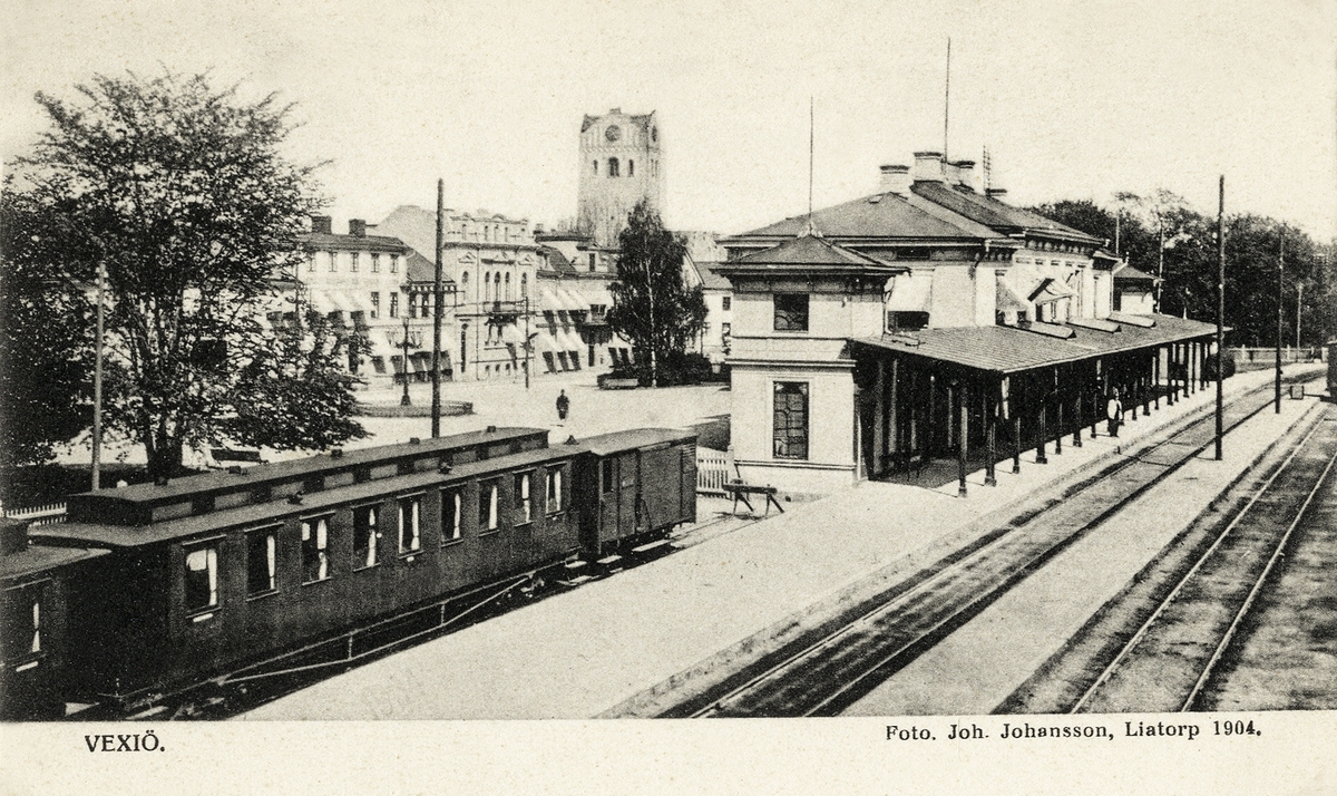 Järnvägsstationen med Norra Järnvägsgatan och domkyrkan, Växjö, 1904.