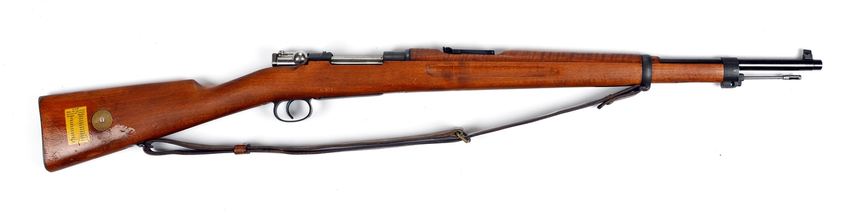 Gevær, Mauser m/38 eller 6,5 mm (Gevär m/38), og bajonett med slire.
Benyttet av de norske polititropper i Sverige under andre verdenskrig og ved ankomst Norge ved krigens slutt i 1945.