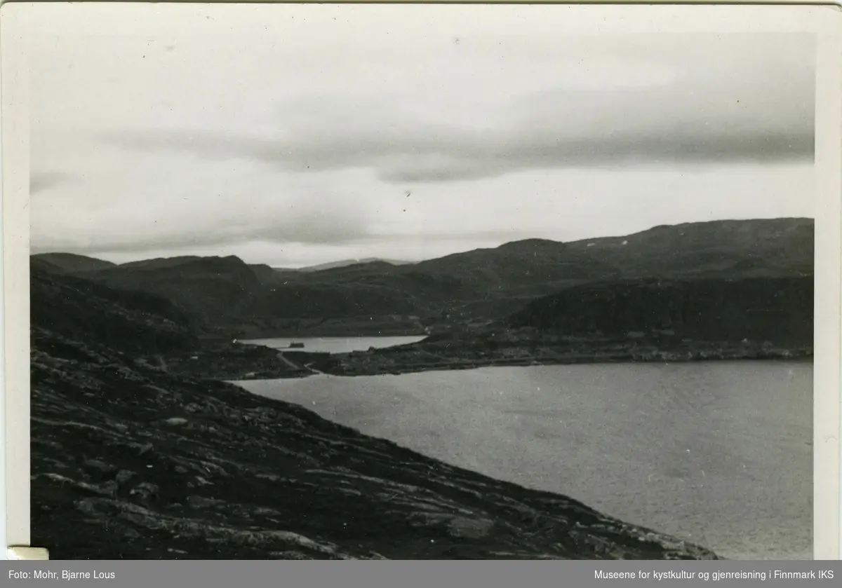 Ødeleggelsene etter andre verdenskrig. Hammerfest og Storvannet sett fra Fuglenesfjellet.