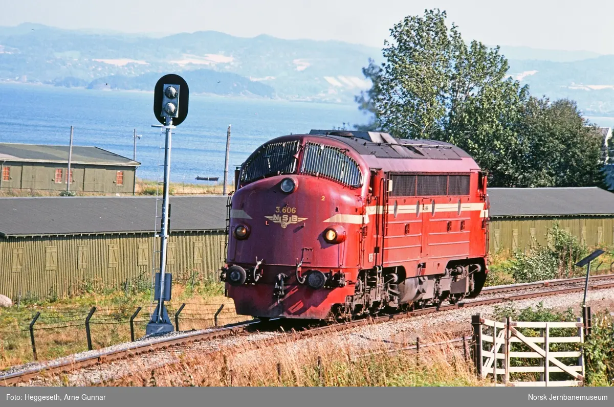 Diesellokomotiv Di 3 606 ved innkjørsignalet på Vikhammer stasjon