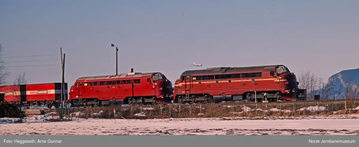 To diesellokomotiver type Di 3, nr. 611 til høyre, og nr. 604 med godstog til Bodø kjører ut fra Hell stasjon