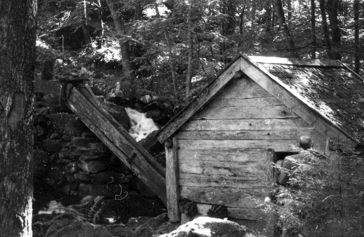 Rolfstorps sn. Brännhult. Skvaltkvarn i Brännhult, ännu brukbar vid fotograferandet 1961.