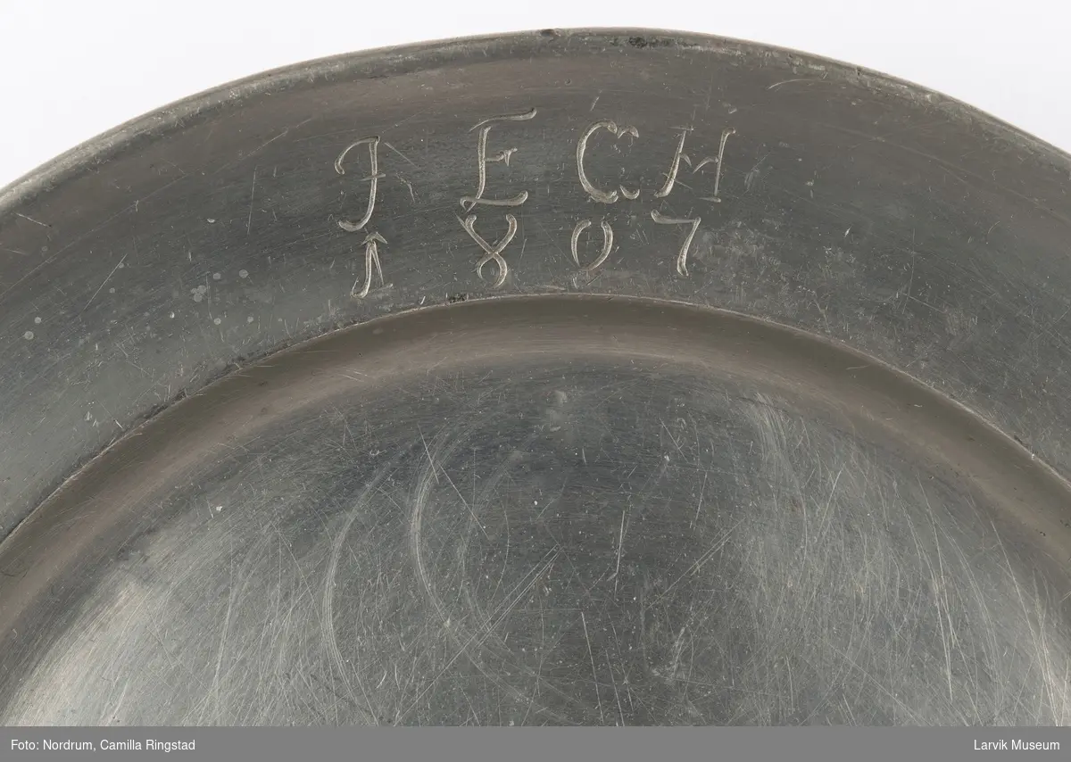 Initialer på tallerkenkant forsiden JECH 1807