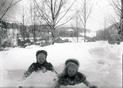 Eia og Lisbeth Rydgren leker i snøen utenfor bestyrervillaen