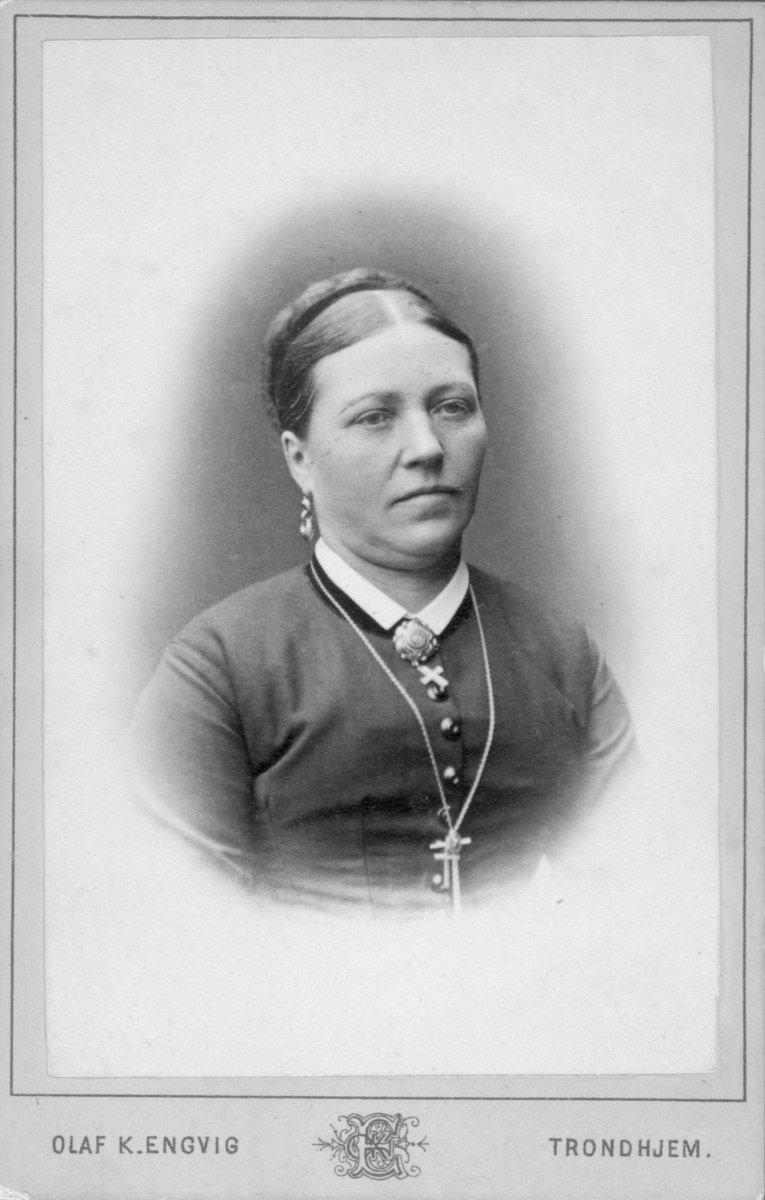 Et visittkortportrett av fru Ulve, kone til kaptein Ulve, Vadsø.