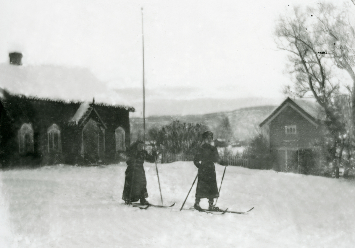 Skiløparar på tunet i Saga