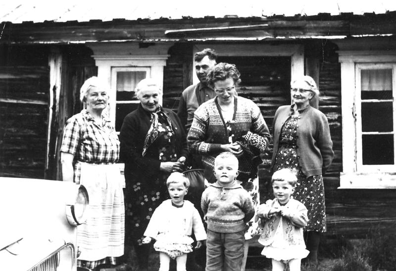 Meløya, Folldal. Familien Kveberg har besøk fra Fredrikstad på setra. Foto: Anno Musea i Nord-Østerdalen. (Foto/Photo)